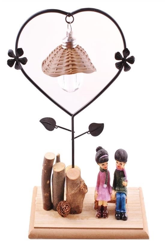 shop® Bankta Oturan Romantik Çift Temalı Büyük Boy Masa Lambası Biblo